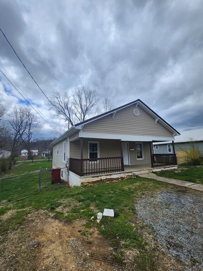 Primary Photo - 1602 E Fairview Ave