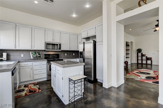 Building Photo - 9244 Pitching Wedge Dr
