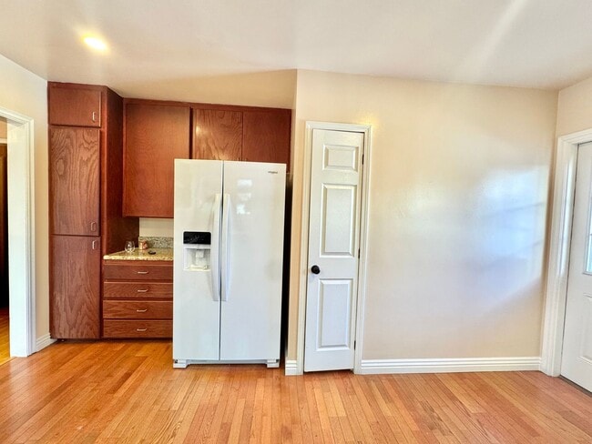 Building Photo - Naples Island Gem!