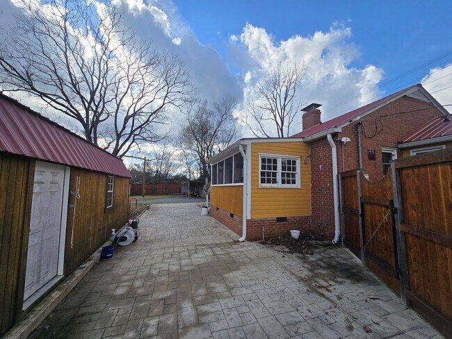 Building Photo - Charming Pittsboro Bungalow with Screened Porch & Fully Fenced Yard