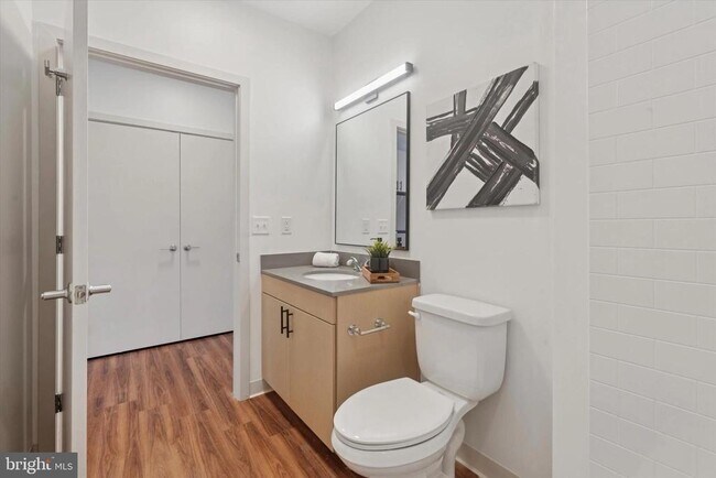 Building Photo - 4240 Chestnut St