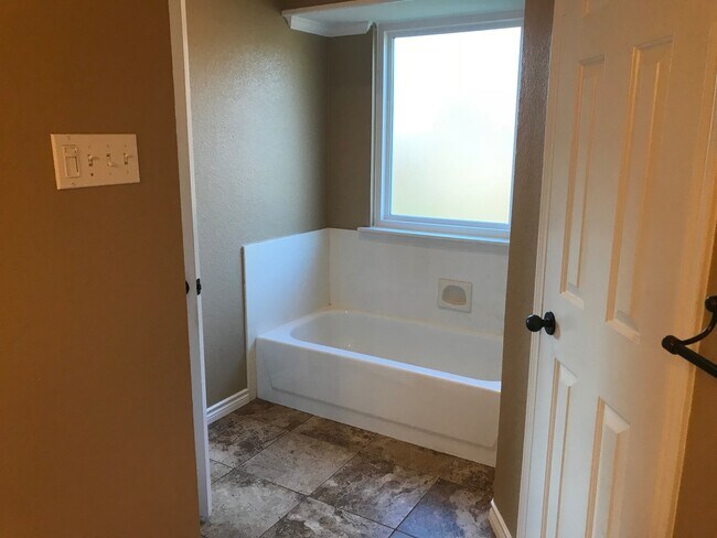 Building Photo - 3/2 super clean and move in ready in MIDWAY ISD