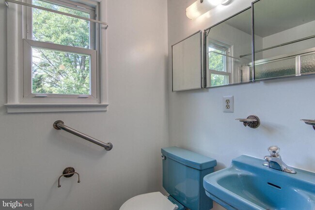 Building Photo - 8120 Drayton Ln