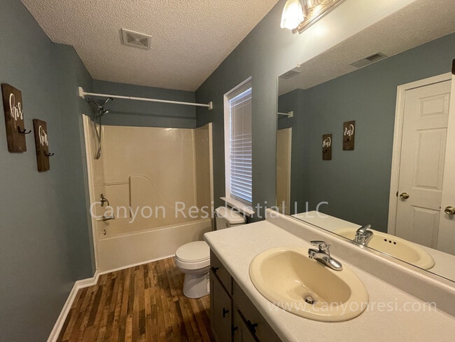 Building Photo - Beautiful 3b Room!Move in ready!