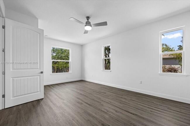 Building Photo - 11 Burgundy Pl