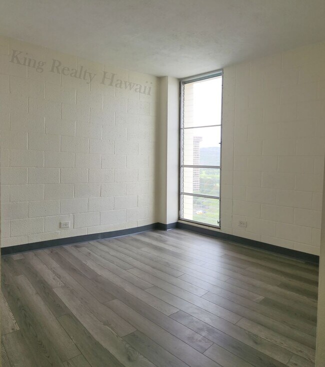Building Photo - UPGRADED 3 br / 2 ba Only 2 units per flr,...