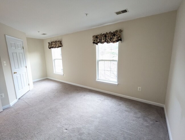 Building Photo - Townhome in *OAKDALE school district* ready for you now!