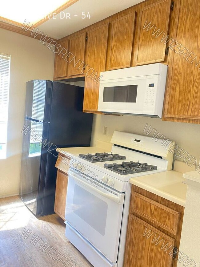 Building Photo - 2554 Olive Dr