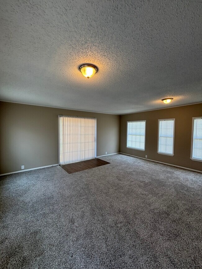 Building Photo - 12 Tripp St