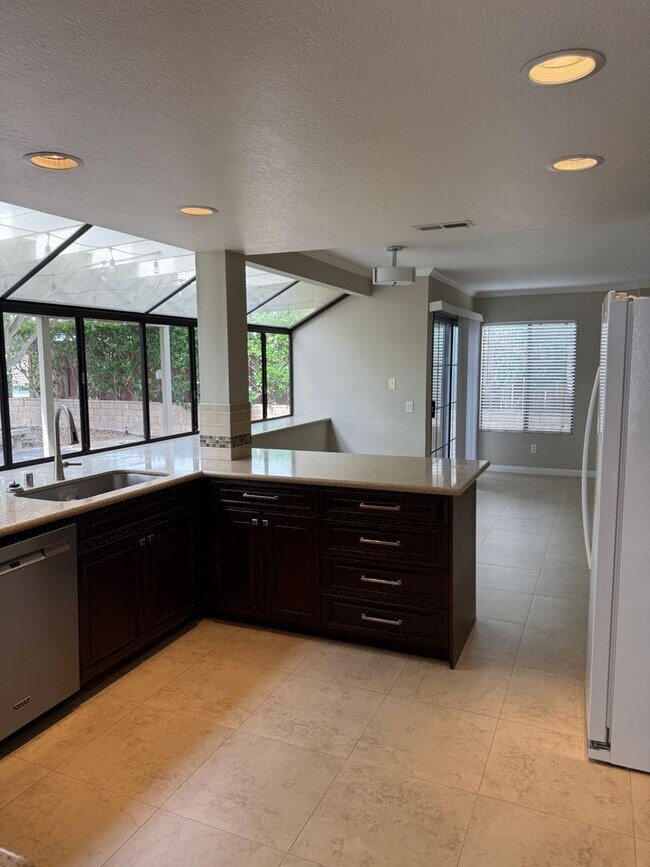 Building Photo - Charming 5 bed/3 bath in Carmel Valley