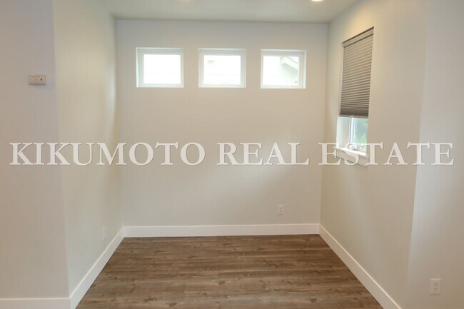 Building Photo - Modern & Elegant Tri-level home in the Riv...