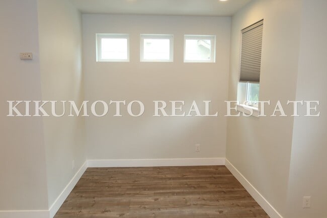 Building Photo - Modern & Elegant Tri-level home in the Riverside Terrance Community