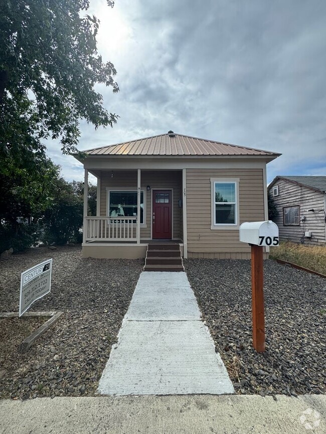 Building Photo - Beautifully Remodeled House