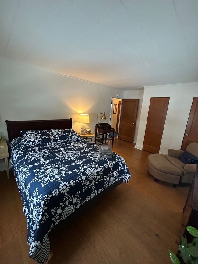 Building Photo - 4 Bed, 2 Bath House