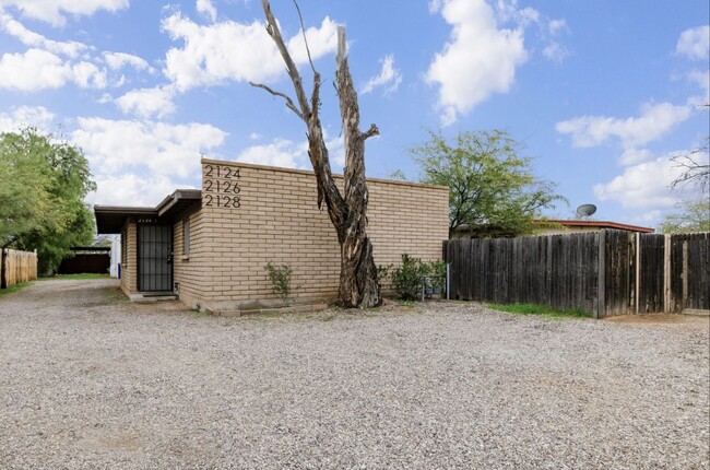 Building Photo - Centrally located 1 bedroom, 1 bath with bonus Den in a duplex, SW side of Swan & Grant.