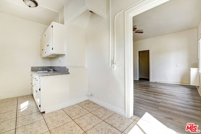 Building Photo - 807 S Fedora St