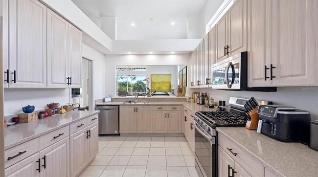 Building Photo - 8009 Hampton Ct