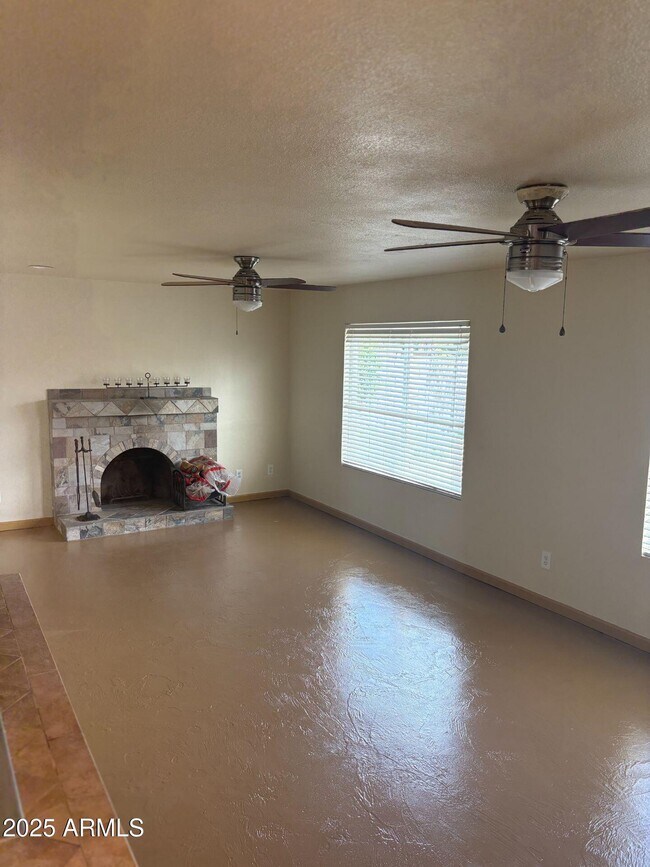 Building Photo - 4027 E Windrose Dr