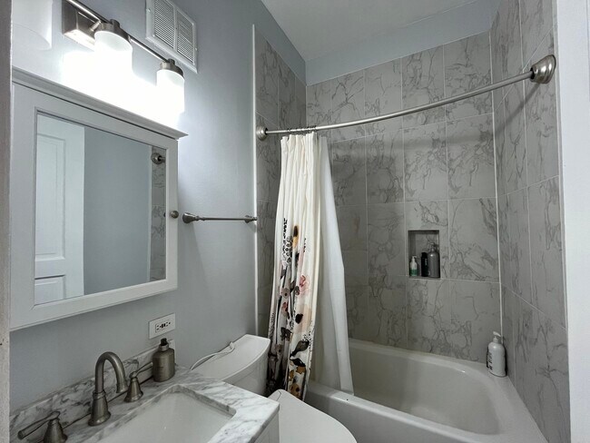 Building Photo - 1359 E 57th St