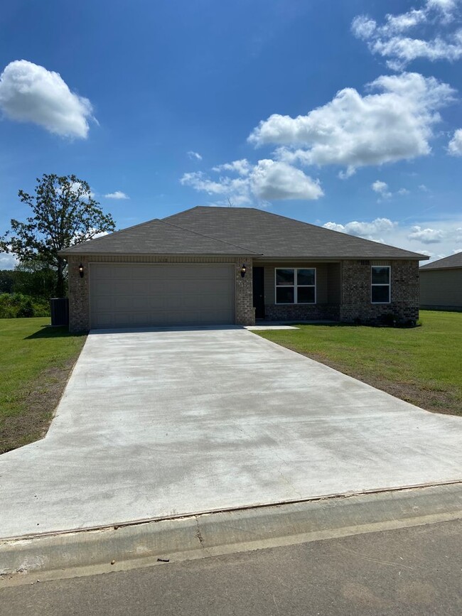 Building Photo - *Pre-leasing* Three Bedroom | Two Bath Hom...