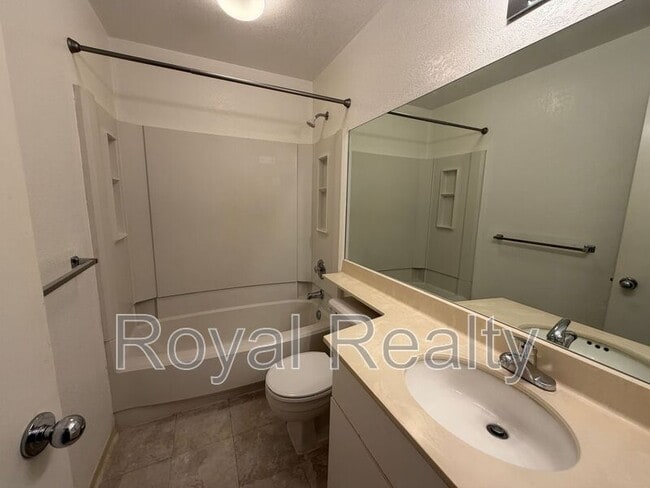 Building Photo - 528 Mananai Pl