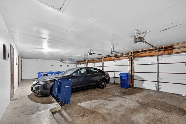 Building Photo - 1700 Lakecliffe Dr