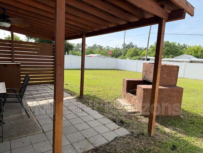 Building Photo - 738 Carondelay Dr