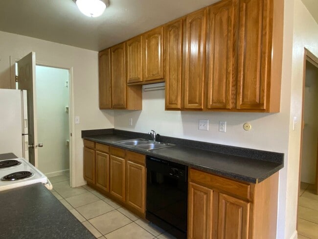 Building Photo - Spacious Duplex with Two Bedrooms, Two Bathrooms and Two Car Garage