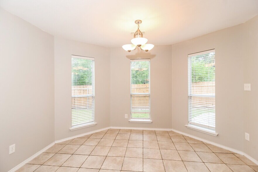 Building Photo - 809 Pace Dr