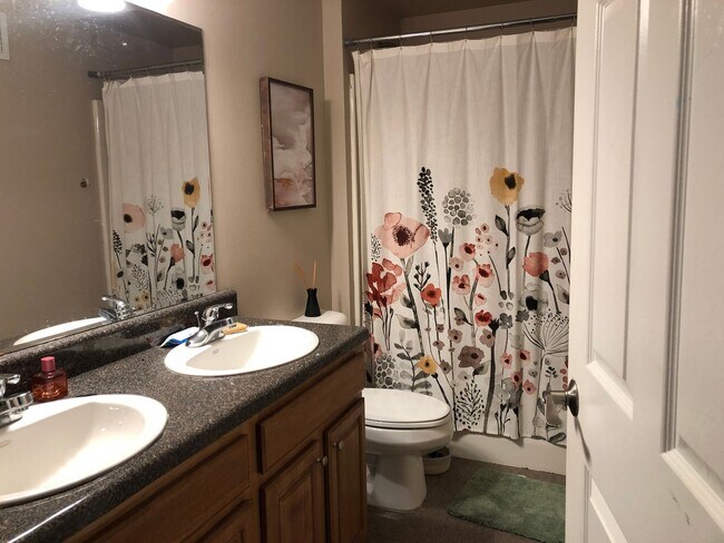 Building Photo - January 2026 (18-month lease) of FALL 2026 (12-month lease) $3,300/month for ENTIRE UNIT! Great l...