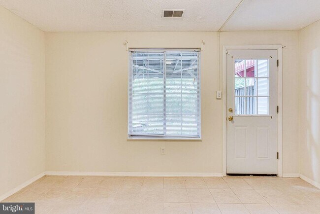 Building Photo - 2841 Shepperton Terrace