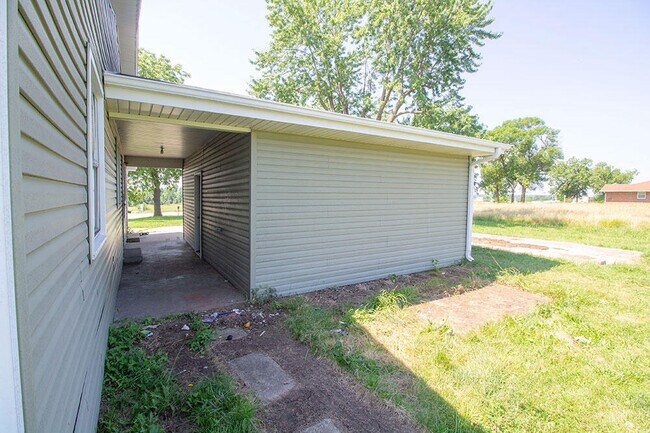 Building Photo - 1303 E Smiley Ln