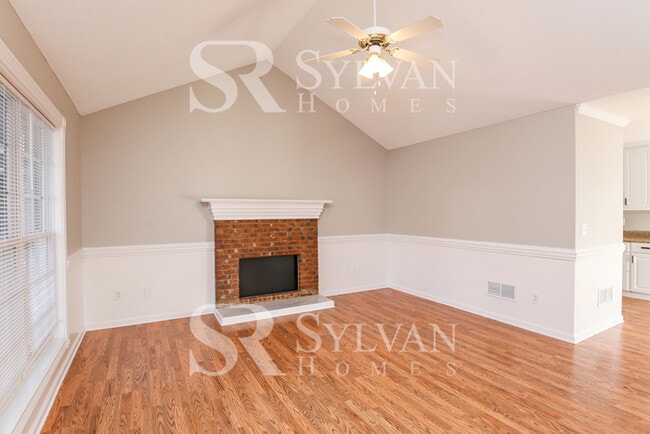 Building Photo - Spacious 5 bedroom home awaits you!