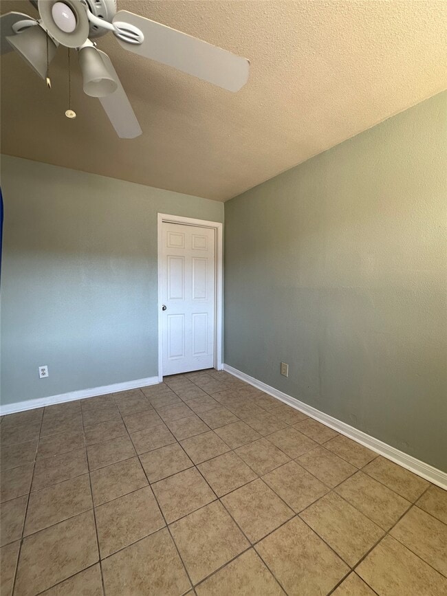 Building Photo - 516 Holiday Dr