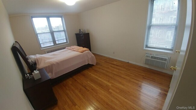 Building Photo - 66-15 Thornton Pl