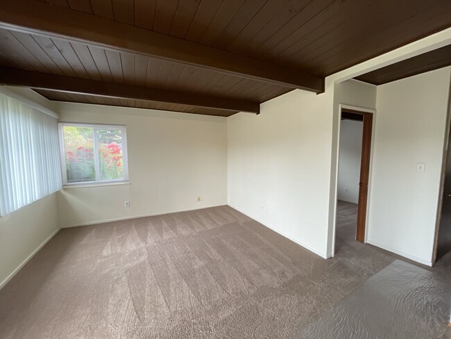 Building Photo - Spacious Pet Friendly Humboldt Hill Home