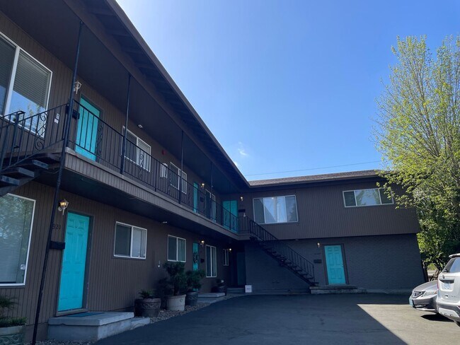 Building Photo - Lower 1 bed, off street parking, hardwoods...
