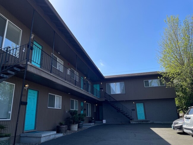 Building Photo - Upper 2 bed on Belmont! Hardwood floors, granite counters, tile in shower! All dogs welcome!