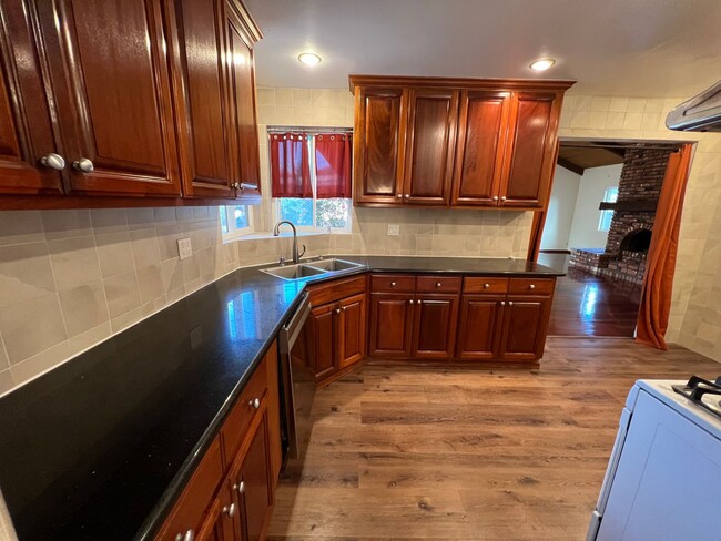 Building Photo - SILVER SPUR EXECUTED FAMILY HOME