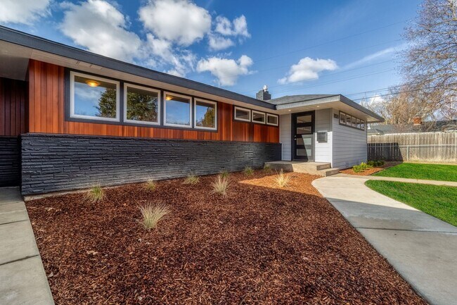 Building Photo - Beautifully Redesigned Home in Quiet Neighborhood