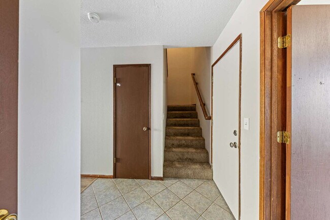 Building Photo - Spacious Townhome 3 Bedrooms plus office!