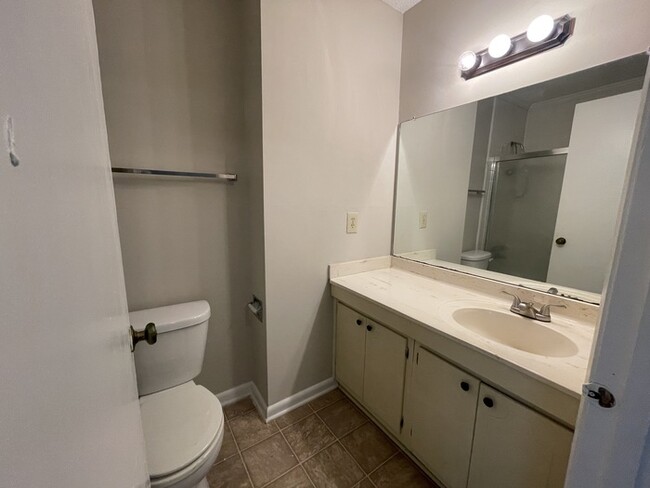 Building Photo - 606 Oak Tree Dr