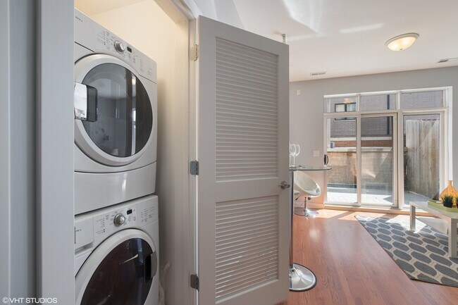 Building Photo - 1162 W Hubbard St