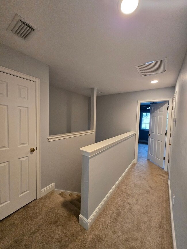 Building Photo - 3BR/3BA Two-Story Quad – Prime Location & Move-In Ready!