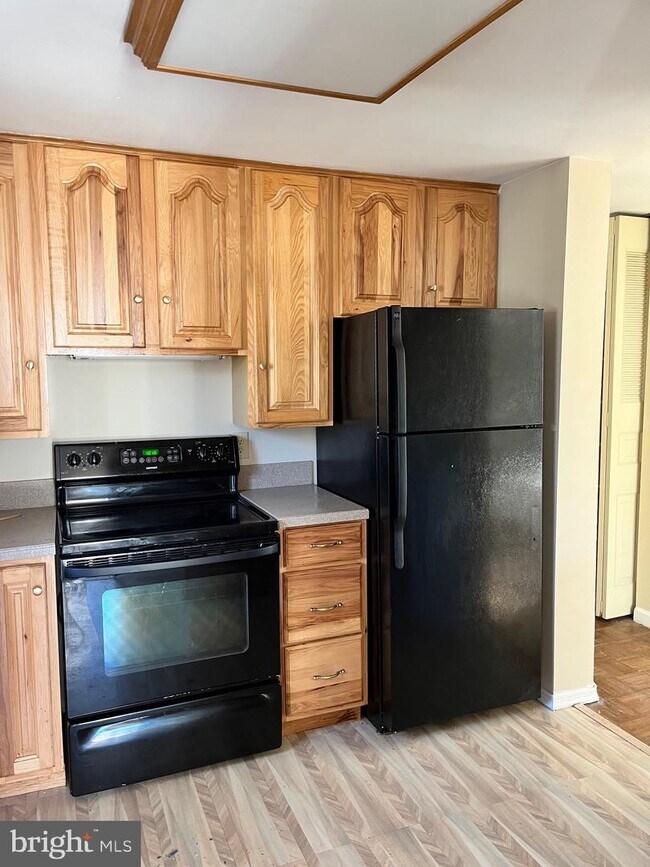 Building Photo - 5525 Larch St