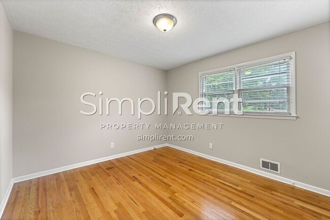 Building Photo - Renovated 3 Bed/ 2 Bath - 1st month free w...