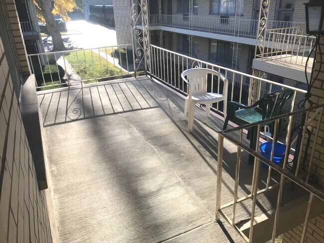 Building Photo - 725 Busse Hwy