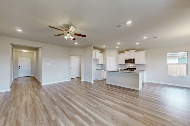Building Photo - 3 Bedrom 2 bath with a 2 car garage in Sou...