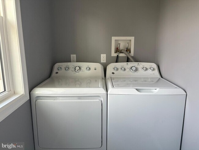 Building Photo - 5517 Schumacher Dr