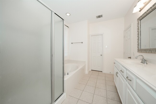 Building Photo - 4426 Greenwood Trace Ln